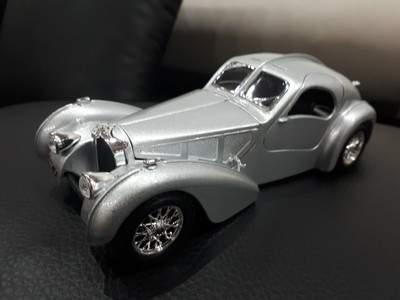 Miniature ???? Bugatti Atlantic 1936 gris Silver 1/24 BBURAGO BURAGO 11002