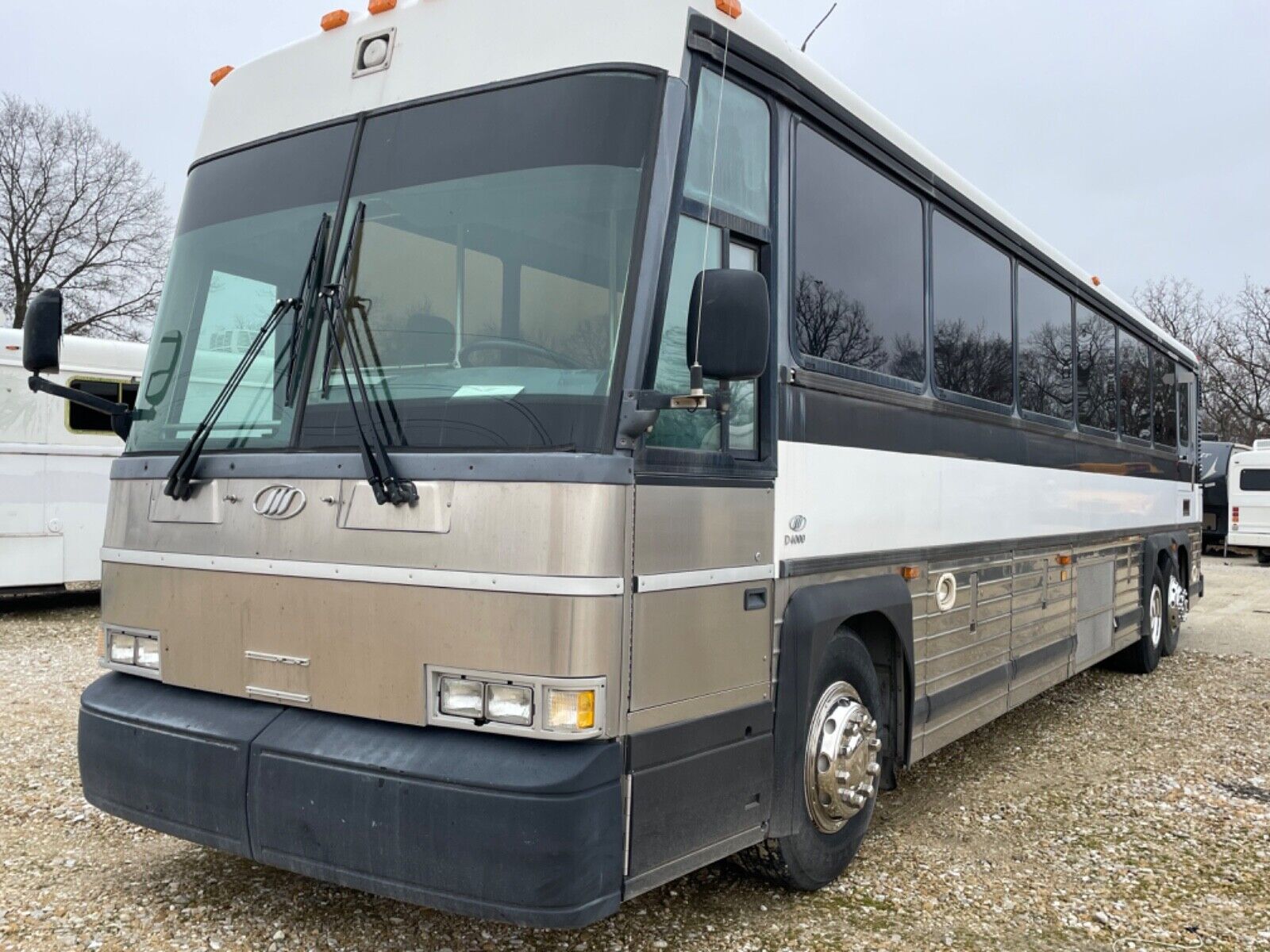 Owner 2004 Mci coach charter bus Detroit series 60 diesel uses buses rv Skoolie