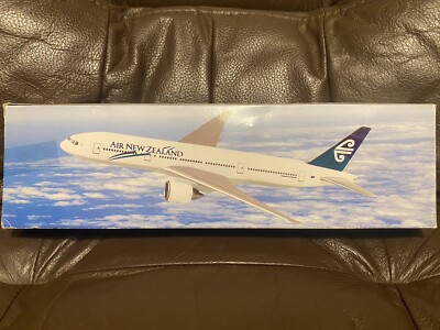AIR NEW ZEALAND - BOEING 777-200ER 1:200 Scale Plastic Snap Fit