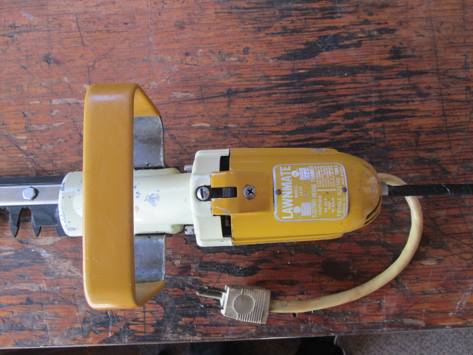 VINTAGE LAWNMATE ELECTRIC HEDGE TRIMMER  MODEL 1310 MADE IN USA