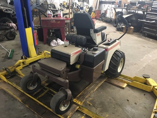 Grasshopper 727EFI Tractor Zero Turn Mower With Hydraulic Lift