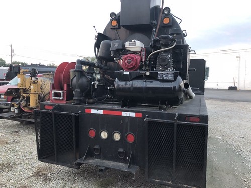 1998 Int 4700 Sealcoat Truck