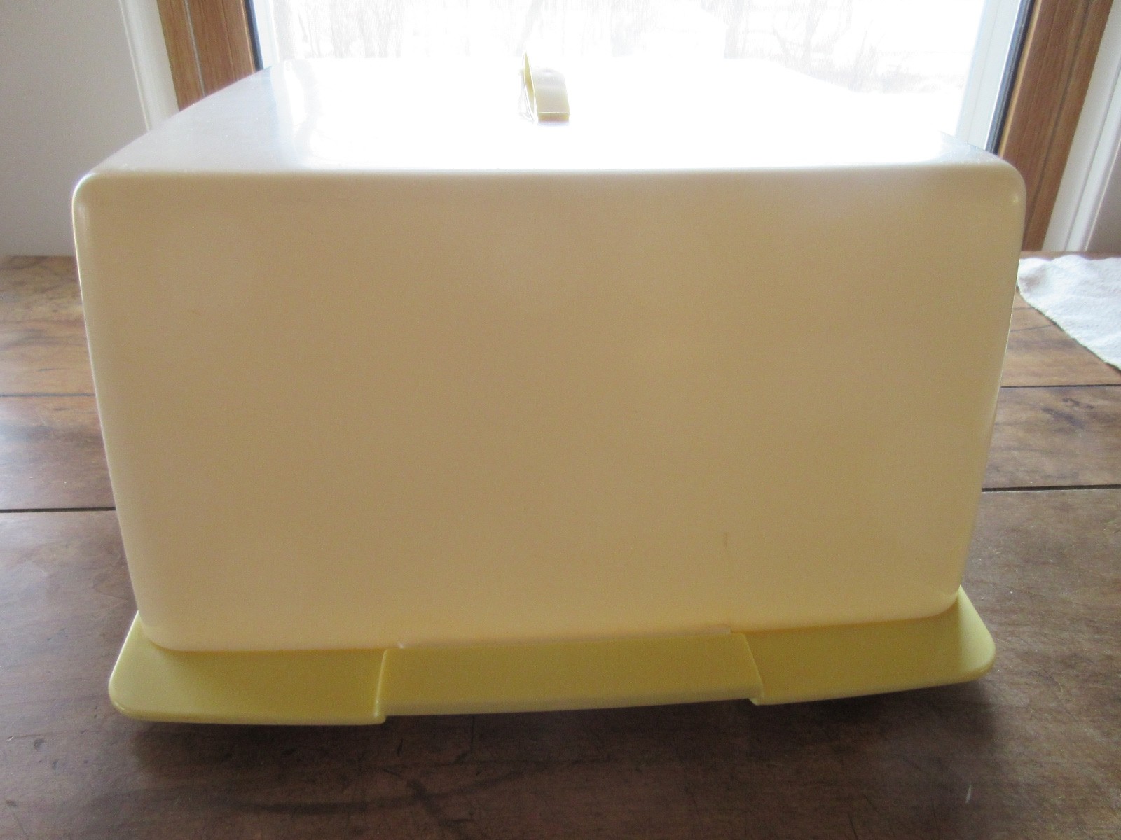 Mid-Century Modern Square Plastic Rubbermaid Cake Carrier Almond/Harvest Gold