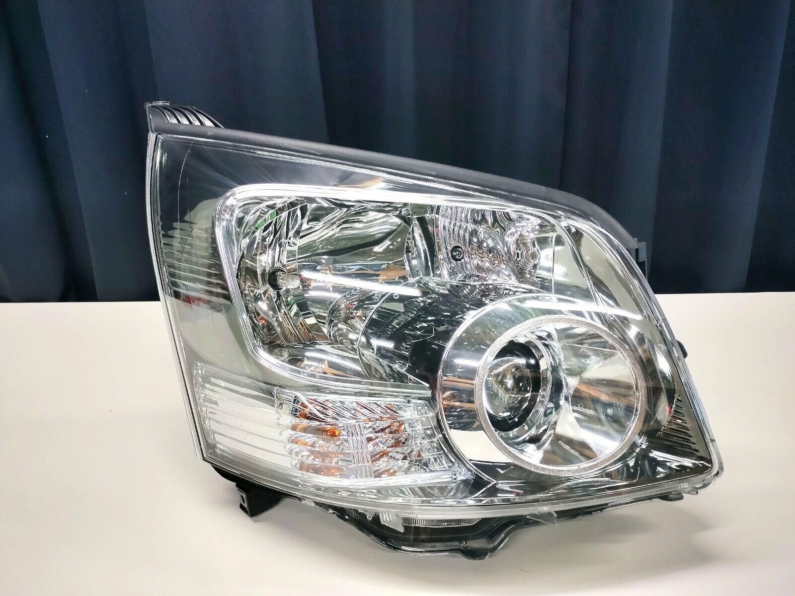 Toyota Voxy Noah ZRR70 ZRR75 Genuine RH HID Headlight Toyota Voxy Noah ZRR70 ZRR75 Genuine RH HID Headlight