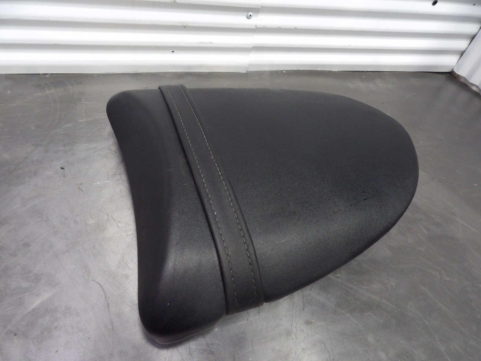 04-05 Kawasaki Ninja ZX10R rear passenger seat 53066-0047-MA 04-05 Kawasaki Ninja ZX10R rear passenger seat 53066-0047-MA