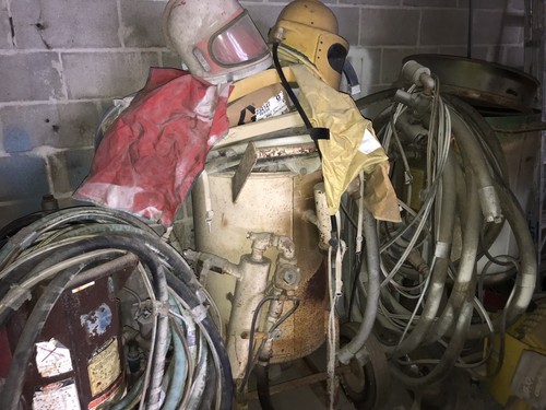 Sullair 185 Compressor And sandblasting pots