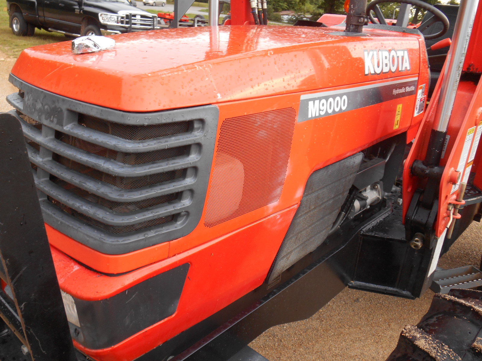 M9000 Kubota 4WD tractor with Loader/92 HP/Hydraulic shuttle/370 Hours