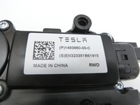 Tesla Model Y LR 20-25 Stellmotor für Rücksitzverriegelung Rechts Hinten Tesla Model Y LR 20-25 01.01.2023... Vorschau 4