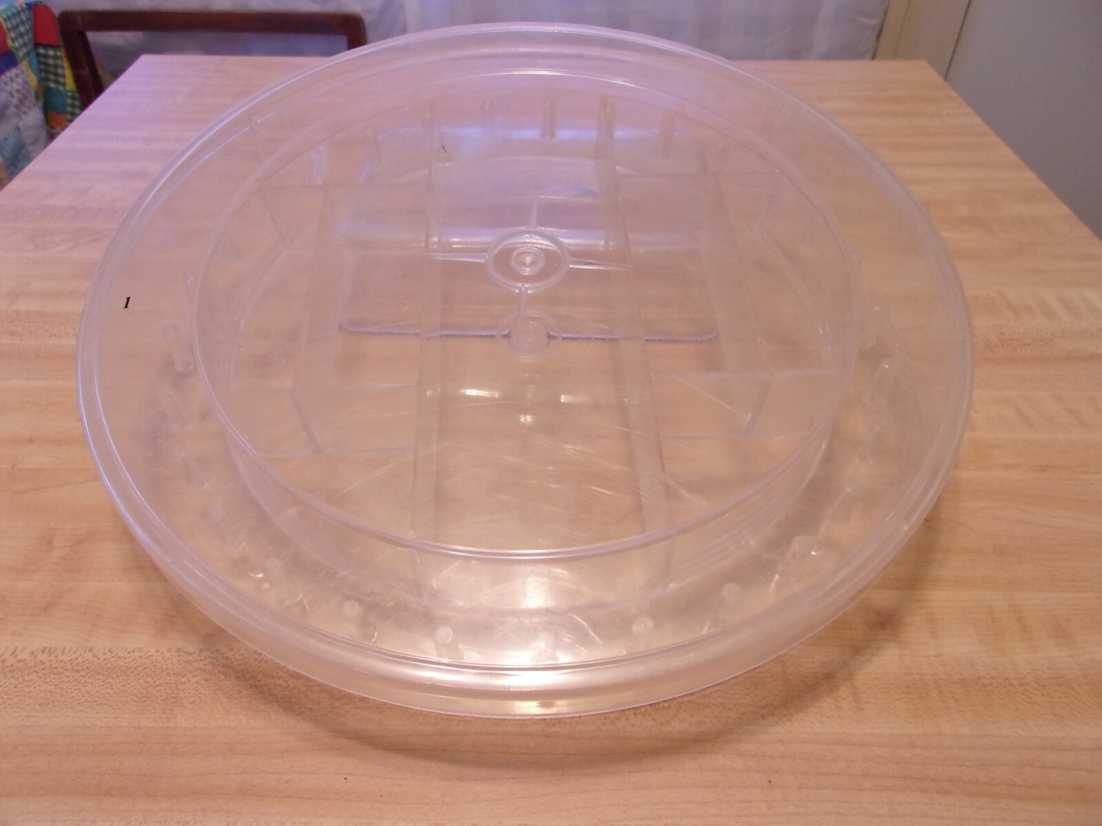 VINTAGE ROUND SEWING CADDY CLEAR PLASTIC HOLDS 29 THREAD BOBBINS & NOTIONS (#1)