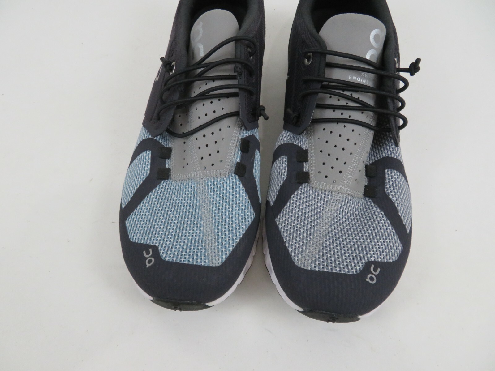 on cloud shoes lacing