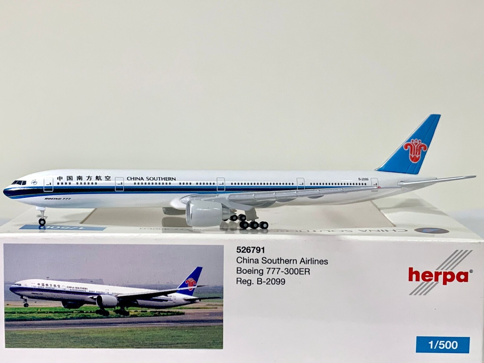 Amazon.co.jp: 大韓航空 BOEING 777-300ER 1/500 : おもちゃ