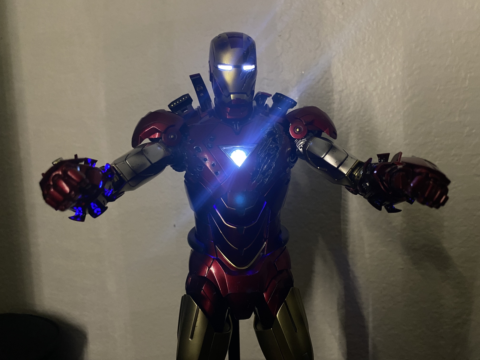 Hot Toys MMS378-D17 The Avengers IRON MAN Mark VI Diecast Hot Toys MMS378-D17 The Avengers IRON MAN Mark VI Diecast