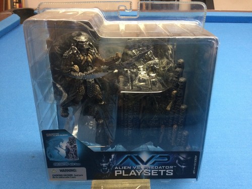 McFarlane 2005 AVP predator with base Queen Playset Action