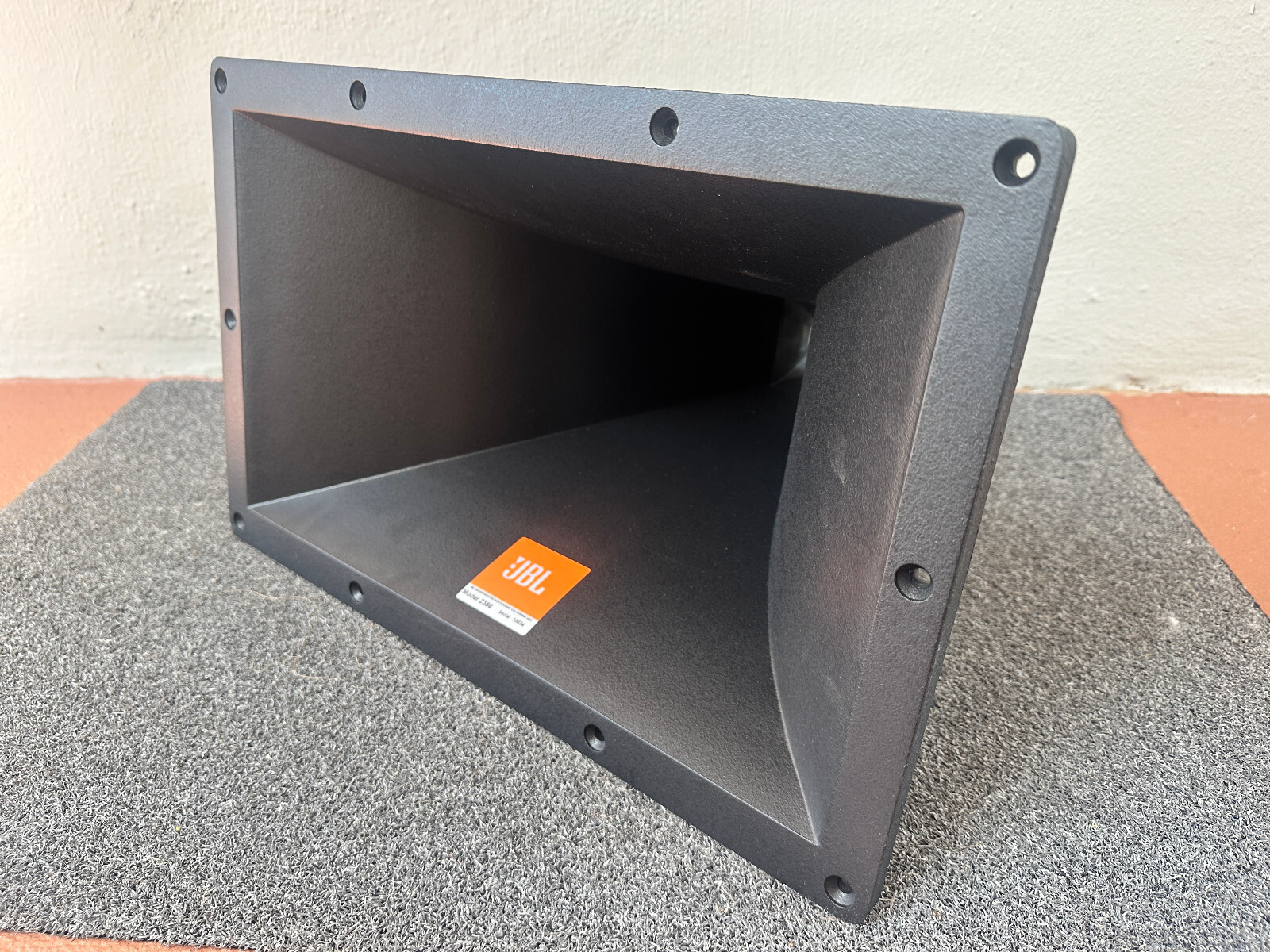 JBL 2386 Flat-Front Bi-Radial Horn Professional Loudspeaker JBL 2386 Flat-Front Bi-Radial Horn Professional Loudspeaker