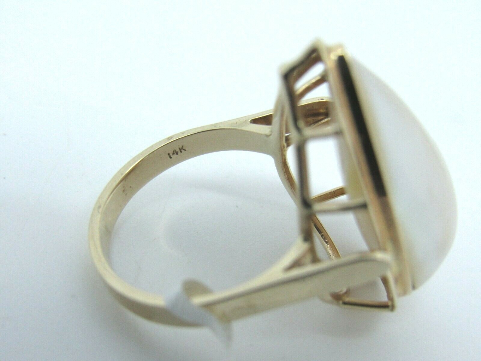 Tear Drop Mabe Pearl Ring in 14K Yellow Gold. Size 5.50