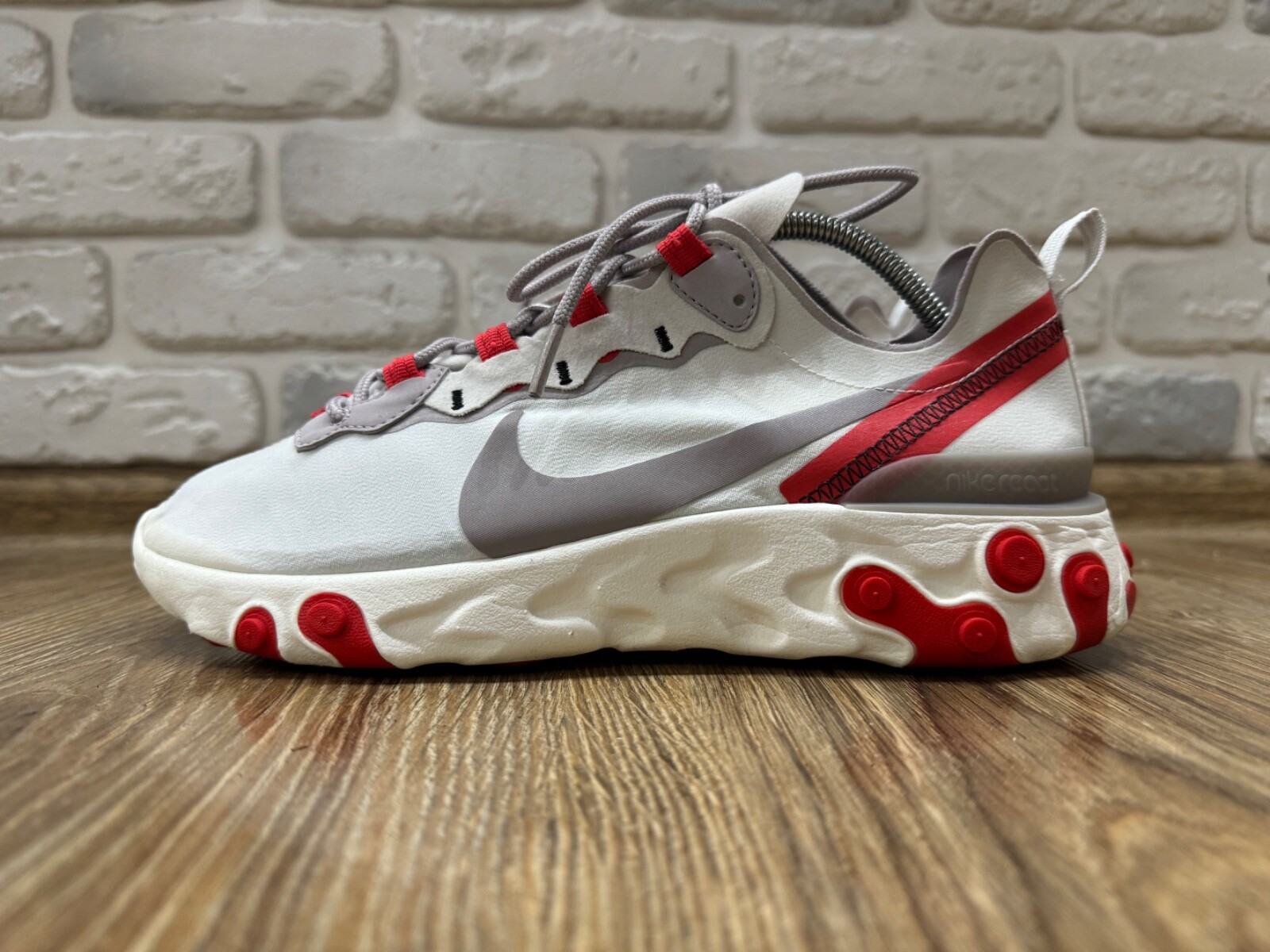 nike react element red and white
