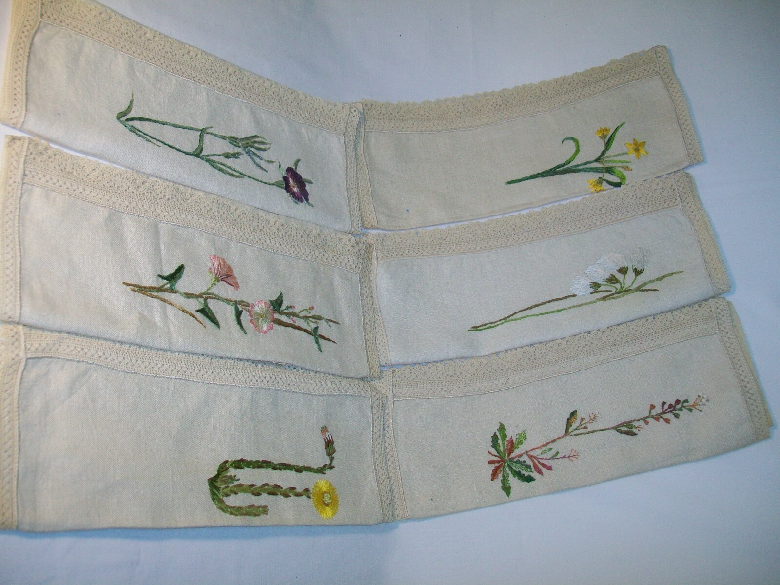 VINTAGE HAND EMBROIDERED SET OF 6 WILDFLOWER LINE PLACEMATS EXCEL.