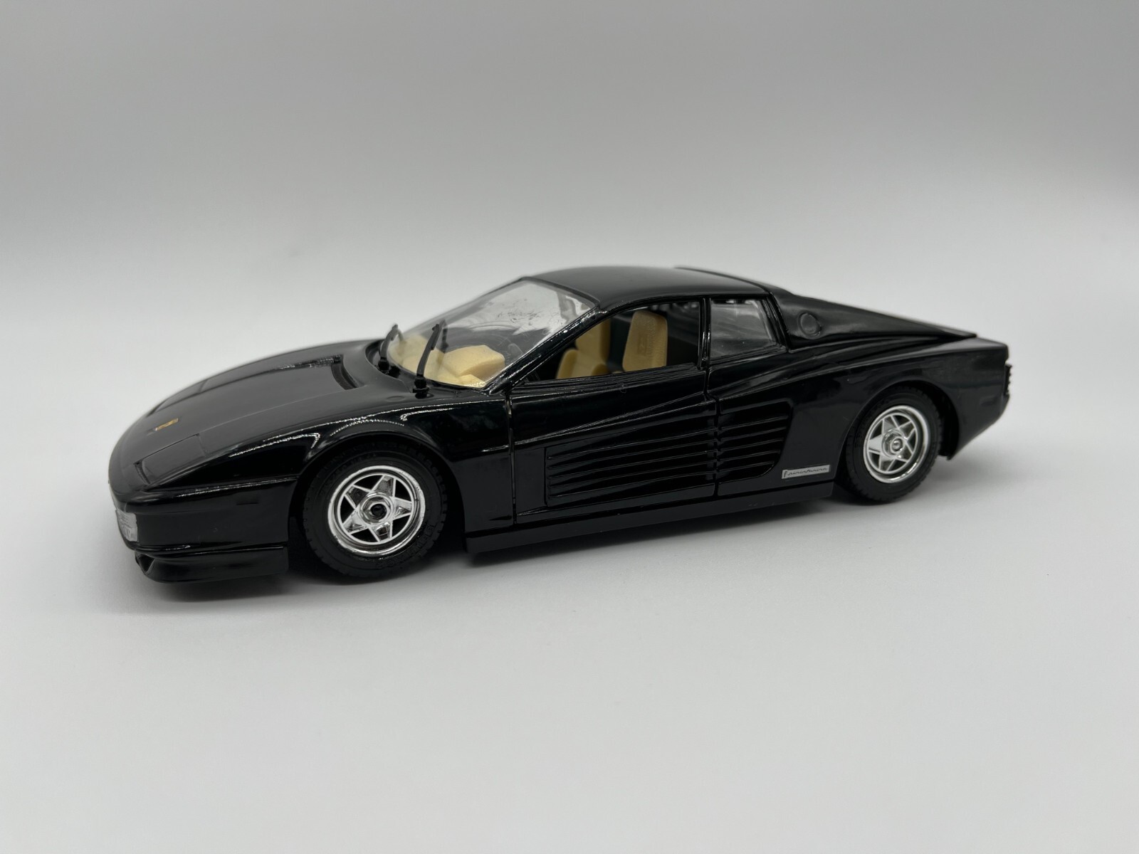 Vintage Bburago 1984 Ferrari Testarossa 1/24 Scale Made In Vintage Bburago 1984 Ferrari Testarossa 1/24 Scale Made In