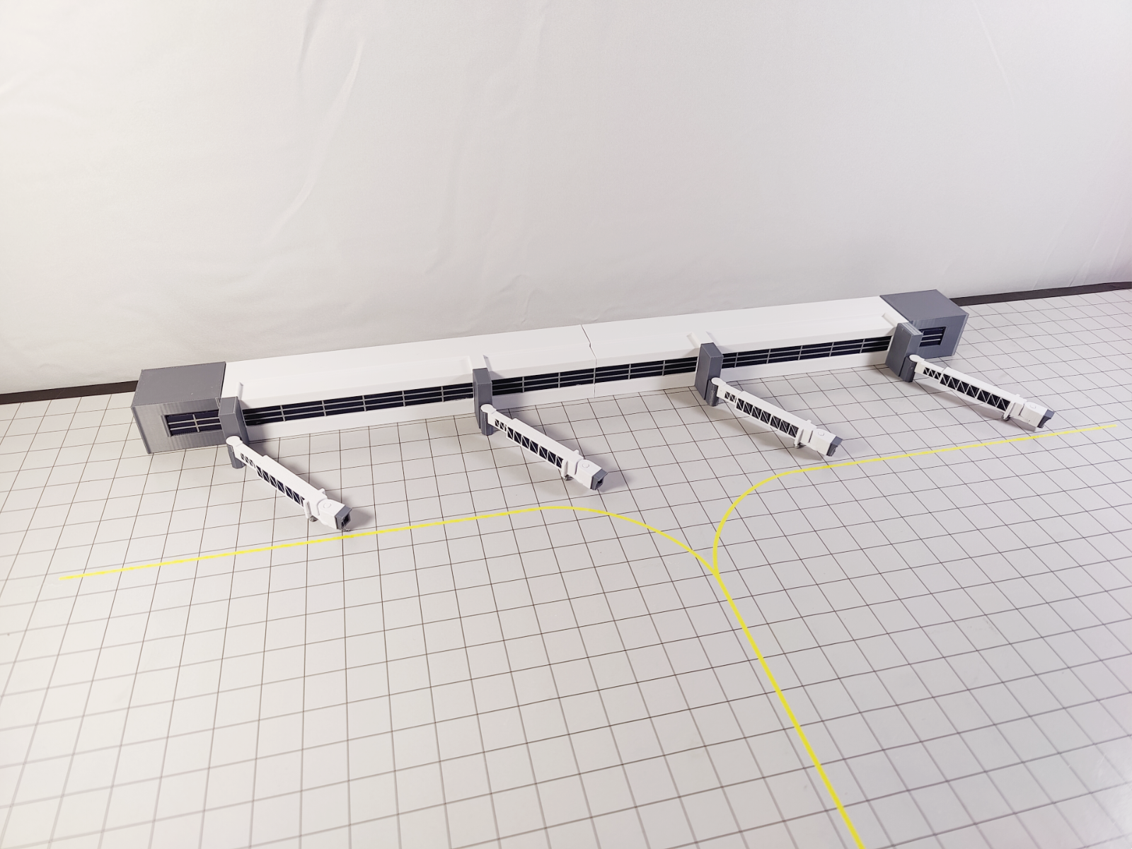 REGIONAL AIRPORT TERMINAL BUILDING + EXTENDING BRIDGES Model 1:400 Scale Diorama