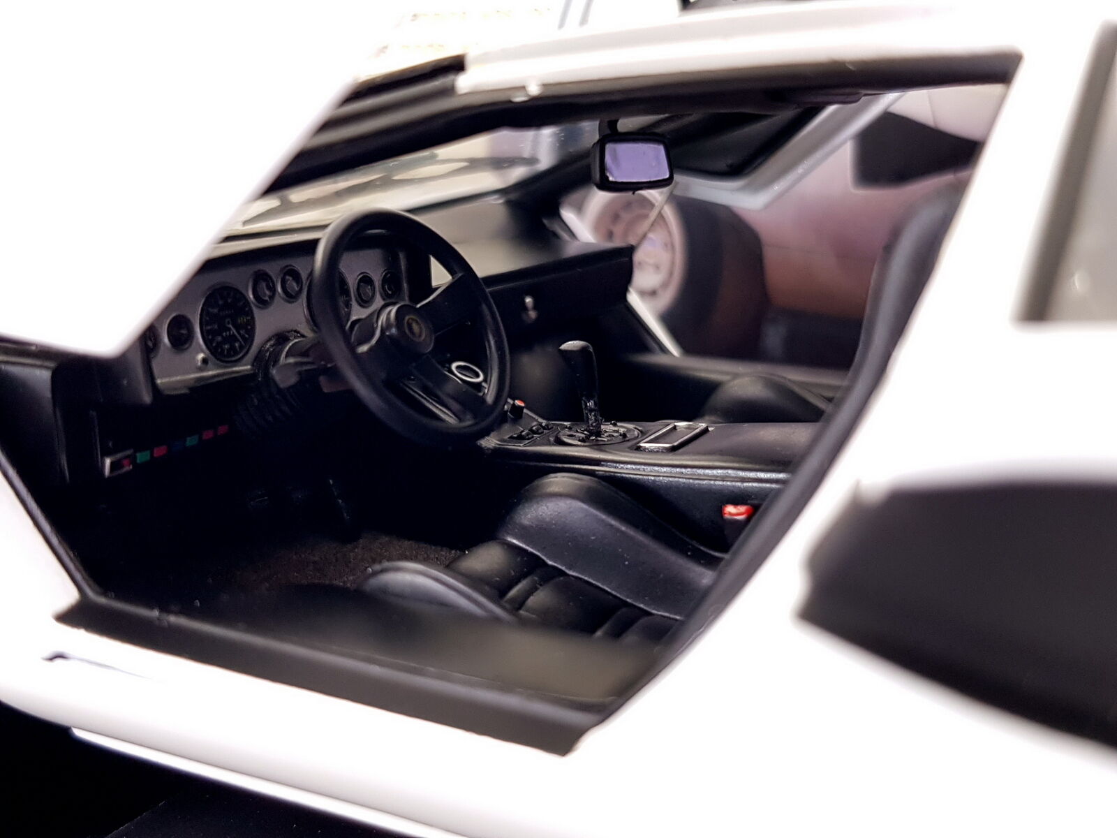 Kyosho 1:18 scale Lamborghini Countach LP400(White/with Roof Kyosho 1:18 scale Lamborghini Countach LP400(White/with Roof