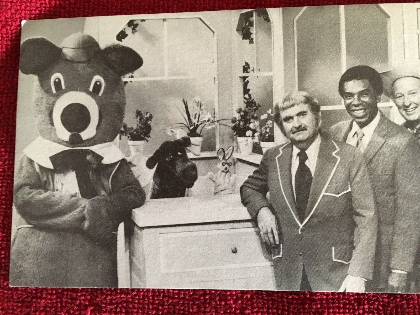 CAPTAIN KANGAROO & CAST W/PRE-PRINTED CAPTAIN AUTOGRAPH!! VERY NICE PIC!