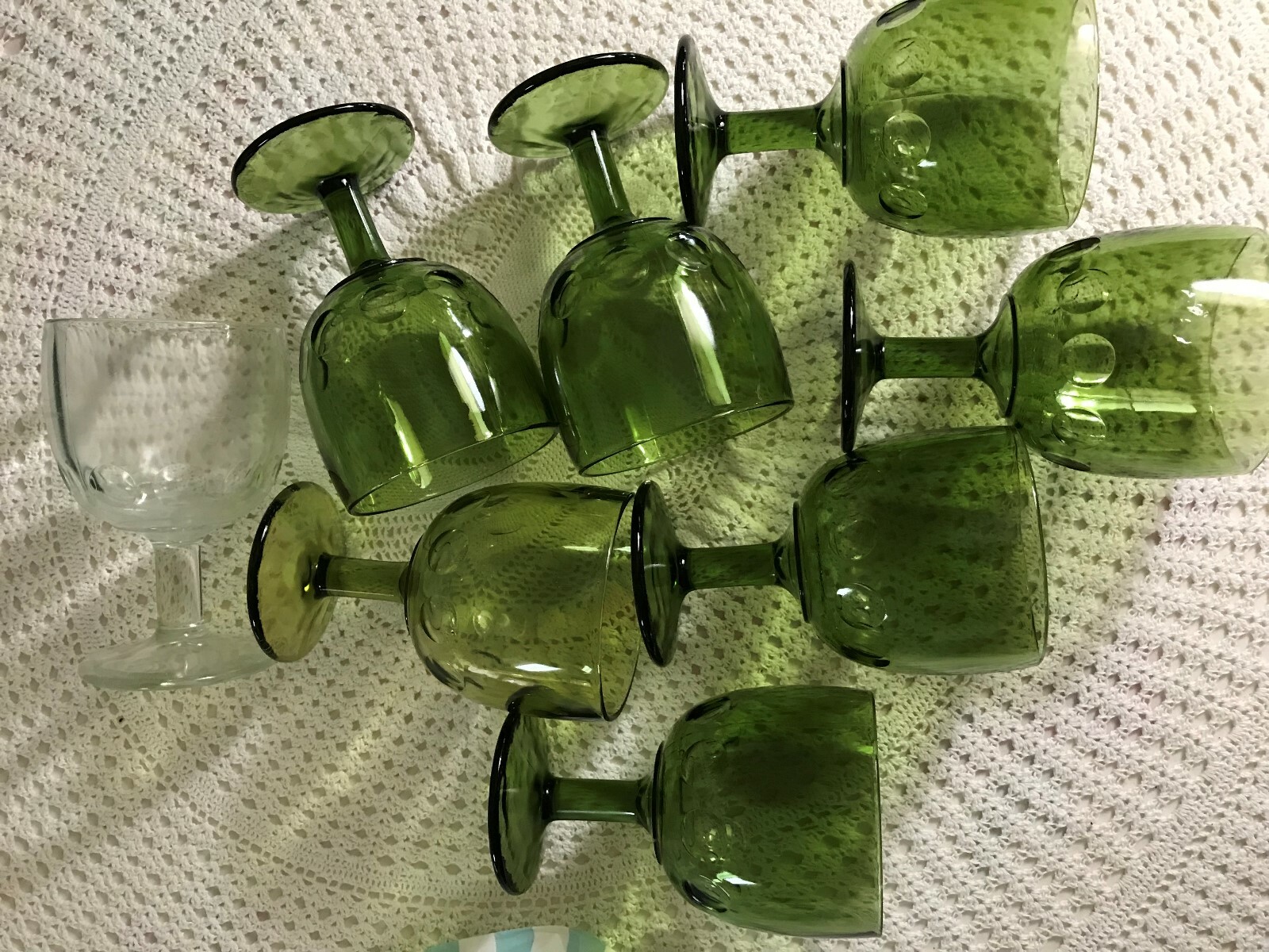 VTG  7 GREEN 1 CLEAR THUMBPRINT BEVERAGE GLASSES