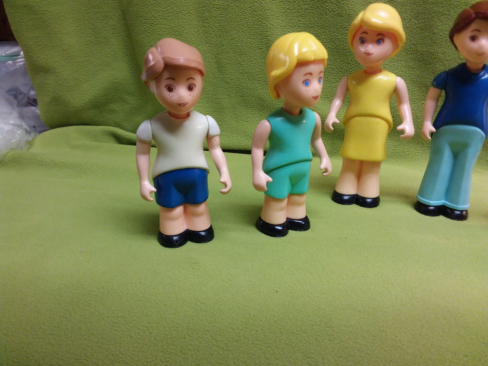 Little Tikes Place Dollhouse family-6 dolls