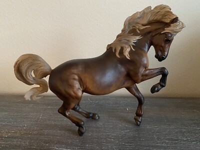Breyer Sparrow 2023 Birds of a Feather Silver Dapple Croi Damhsa Pony