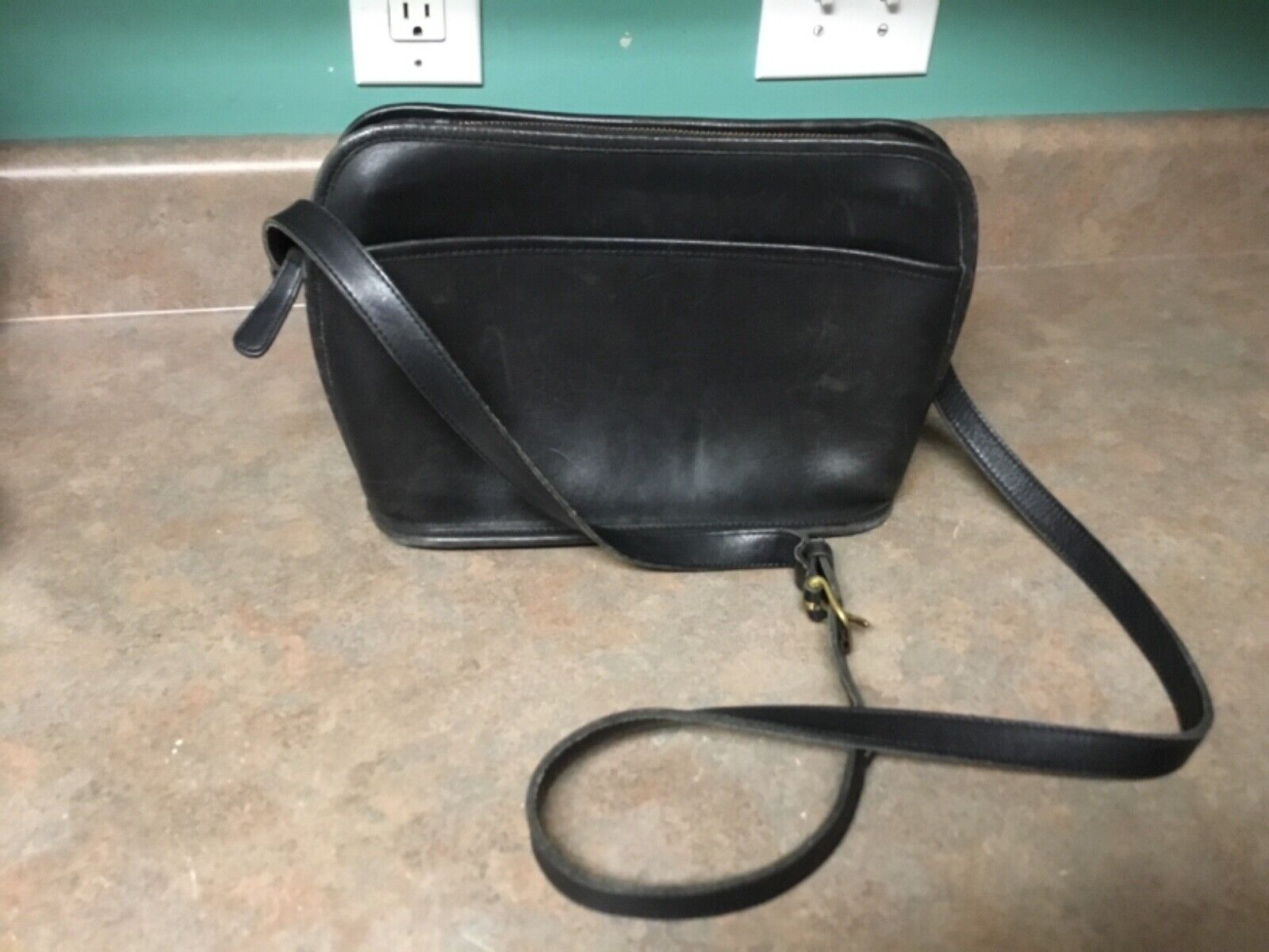 COACH Vintage 032-0142 Black Leather Shoulder Crossbody Bag COACH Vintage 032-0142 Black Leather Shoulder Crossbody Bag