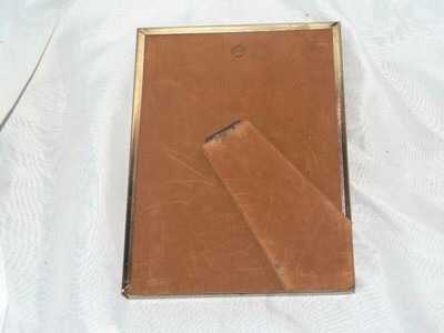 PRE-OWNED BRASS TONE METAL TABLE TOP PICTURE FRAME