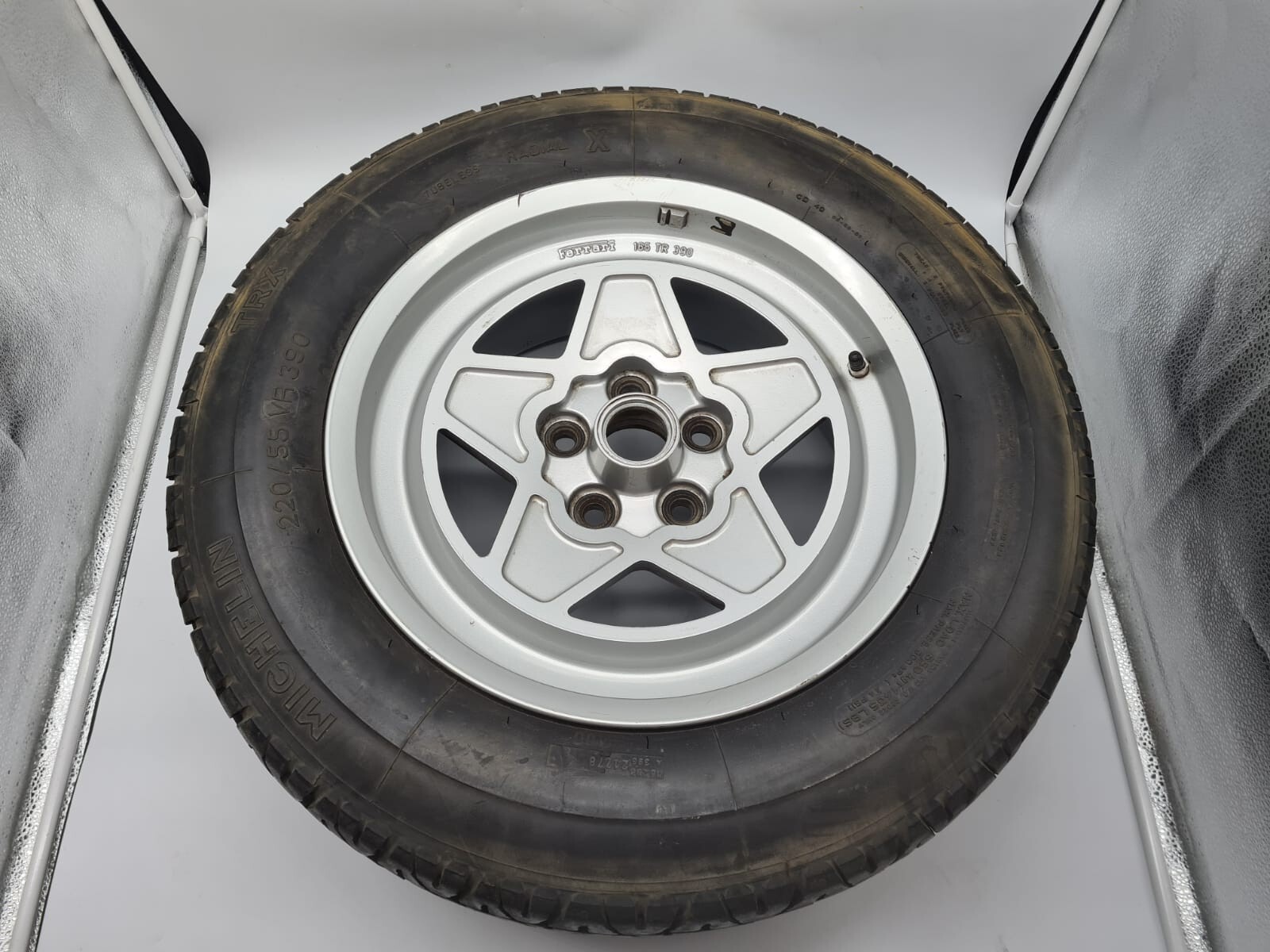 Ferrariピンバッジ hq720.jpg?sqp=-