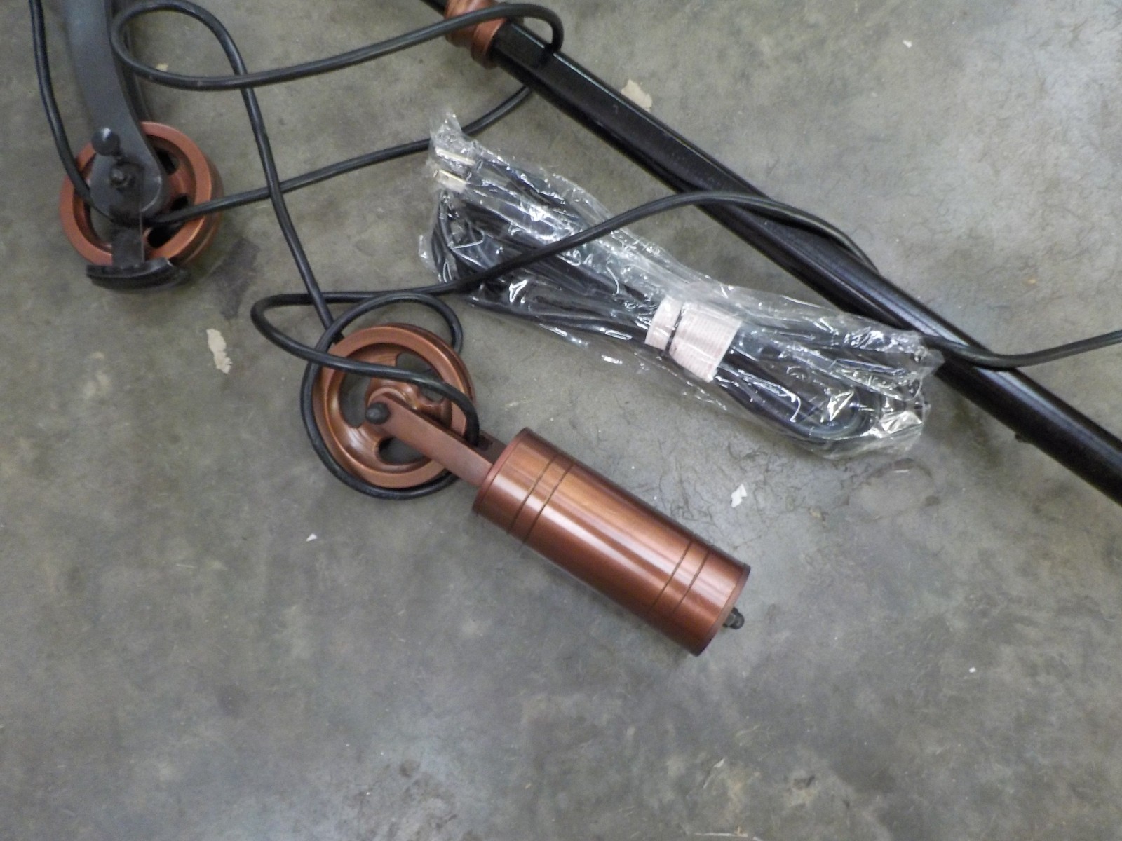 Deco 79 24515 Aluminum pulley adjustable Industrial floor lamp, 77 inch