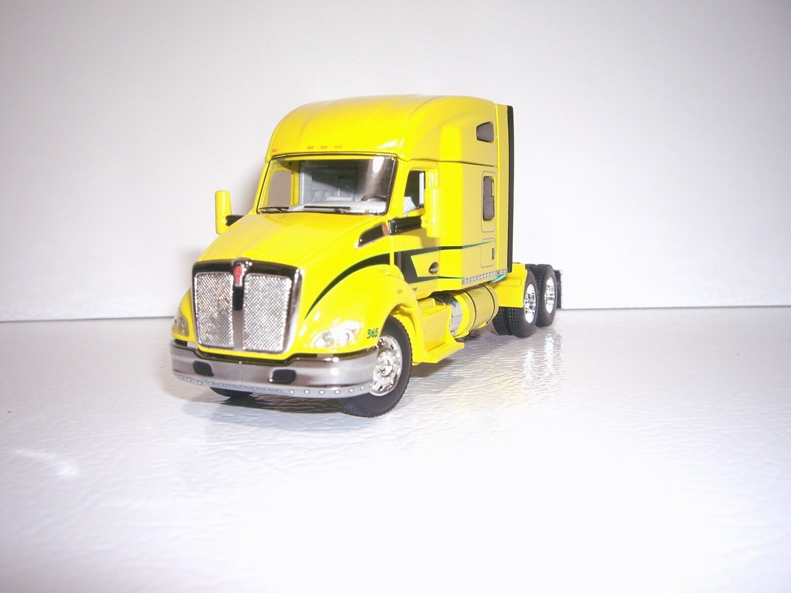 DCP FIRST GEAR 1/64 YELLOW AND BLACK KENWORTH T680 WITH 76 DCP FIRST GEAR 1/64 YELLOW AND BLACK KENWORTH T680 WITH 76