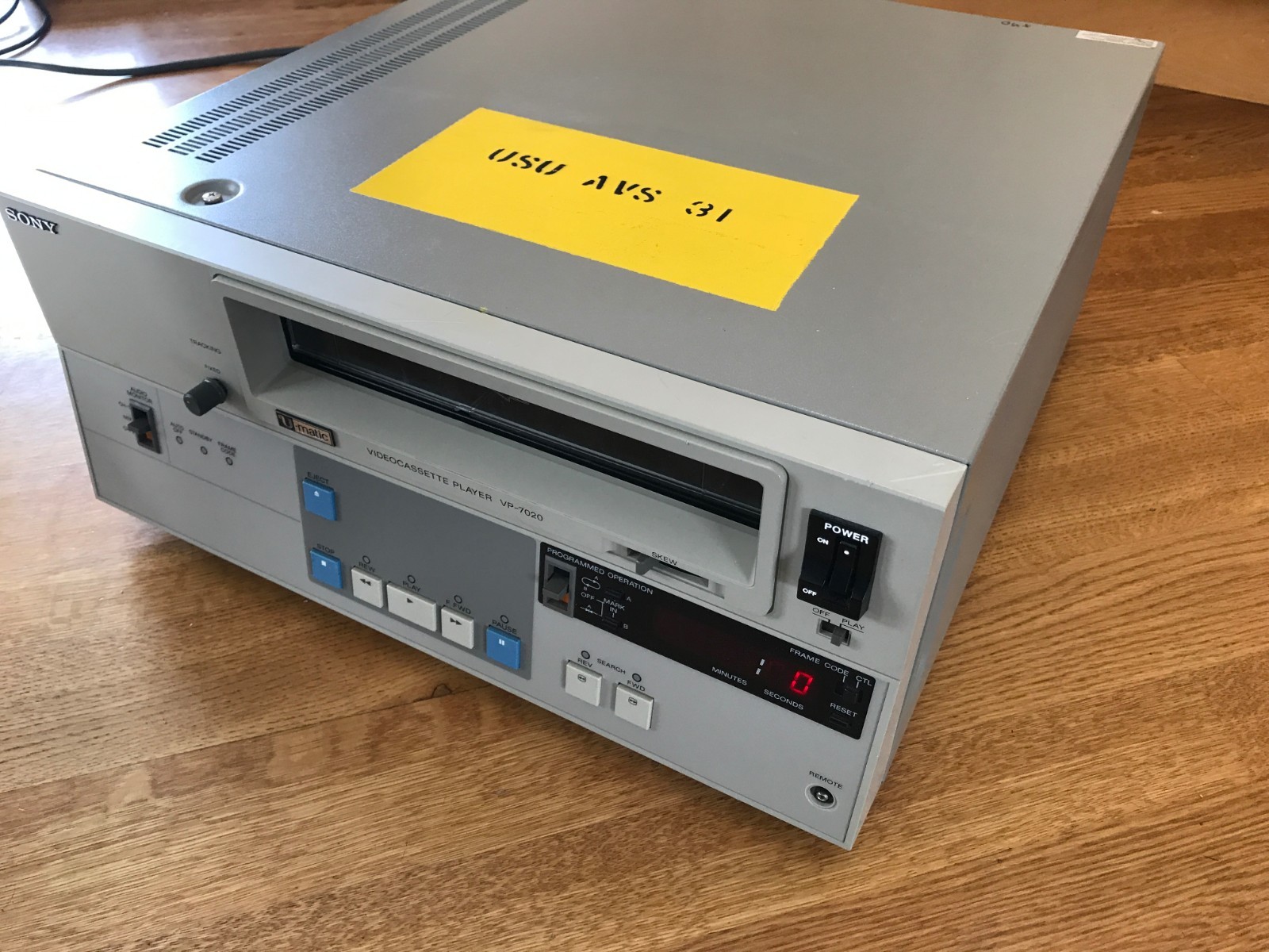 SONY UMATIC 3/4 TAPE VIDEO CASSETTE PLAYER U-MATIC VP-7020 VP7020 includes tape