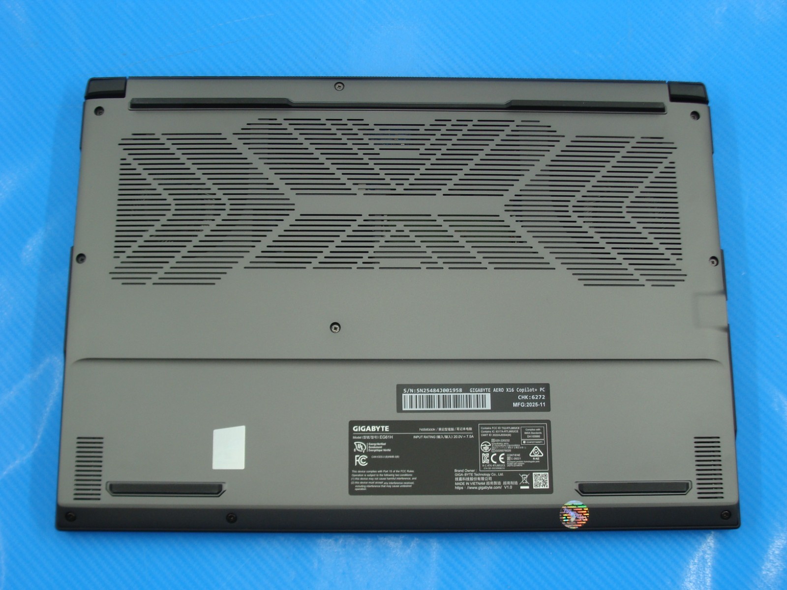 GIGABYTE AERO X16 1WH 16" 165Hz Ryzen AI 7 32GB 1TB RTX 5070 - Thumbnail 12