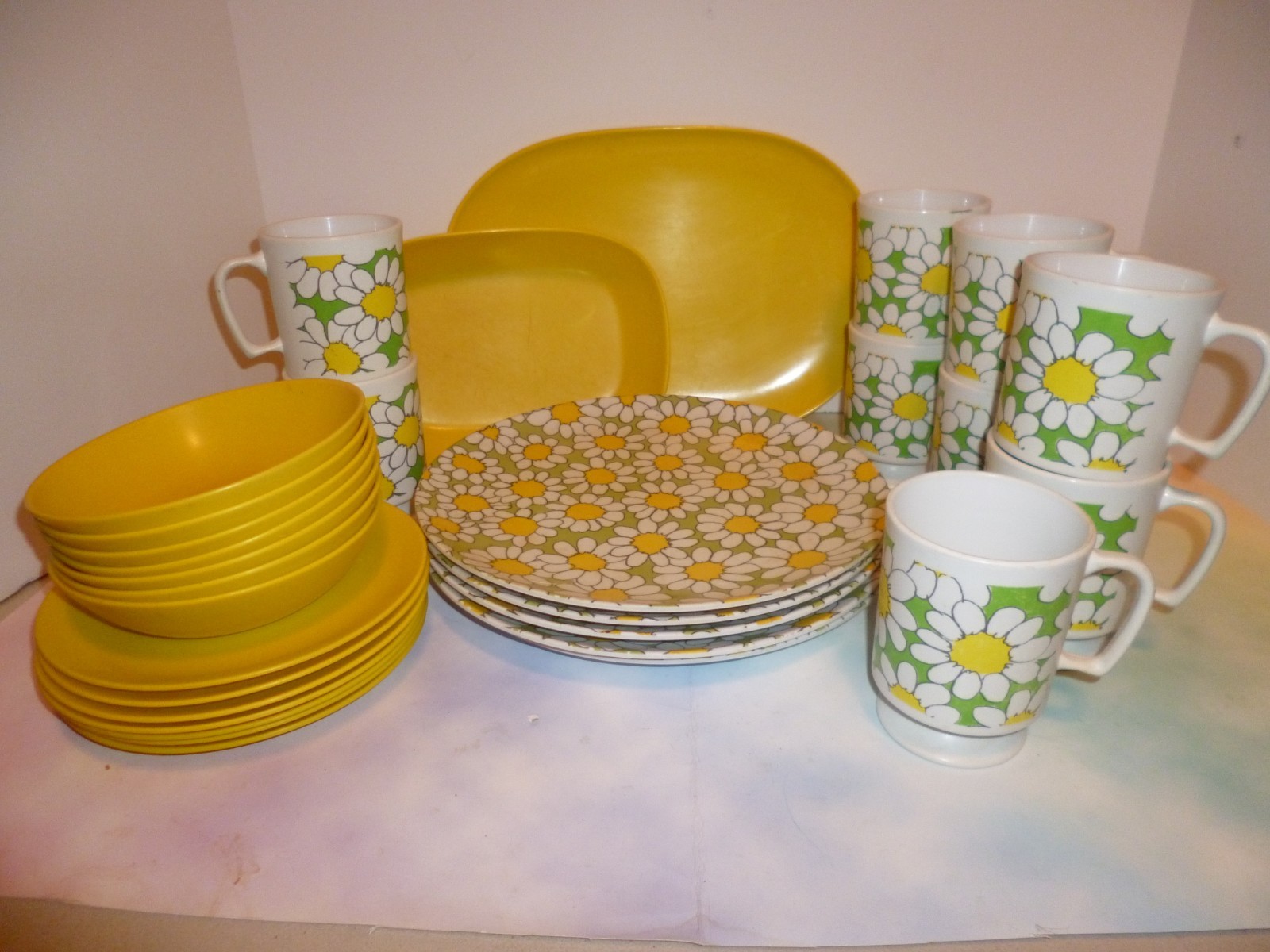 VINTAGE 1950's MELAMINE DISHES DAISY DAISIES ORIGINAL 30 PC. SET TEXAS-WARE