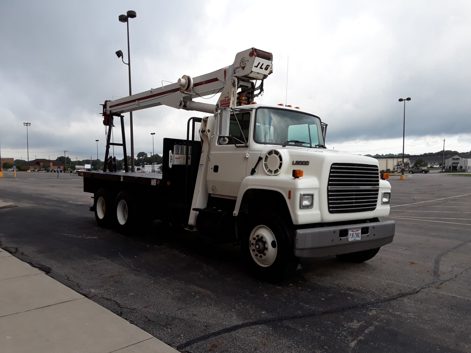 JLG Boom Truck - 1996 L8000 Ford, w/ JBT 1250 Crane