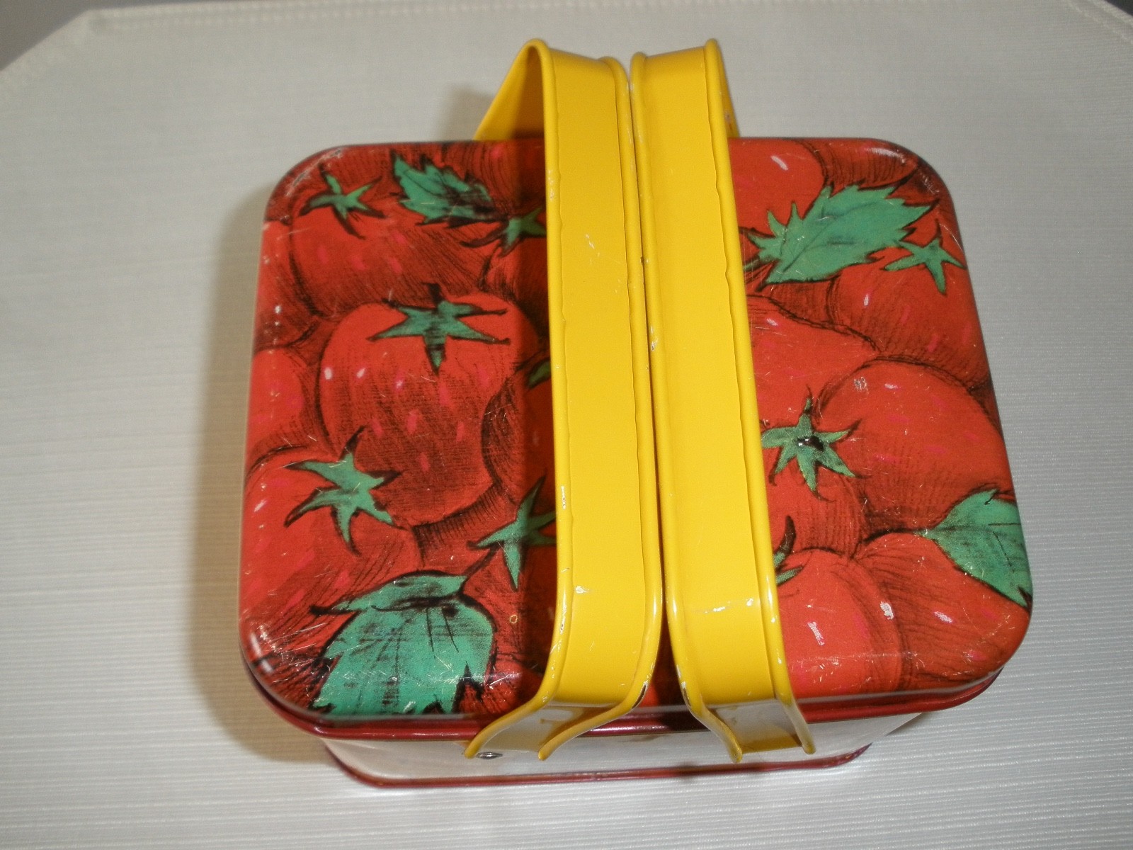 Vintage 1980's STRAWBERRY SHORTCAKE Tin Picnic Basket Lunch Pail Box CHEINCO USA