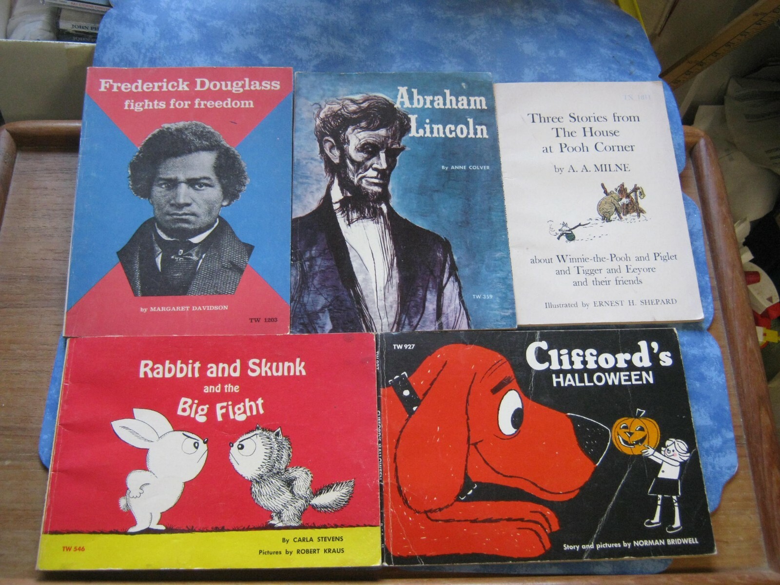 LOT OF 25 VINTAGE EASY READING ILLUSTRATED PB FICTION Grades 1-3