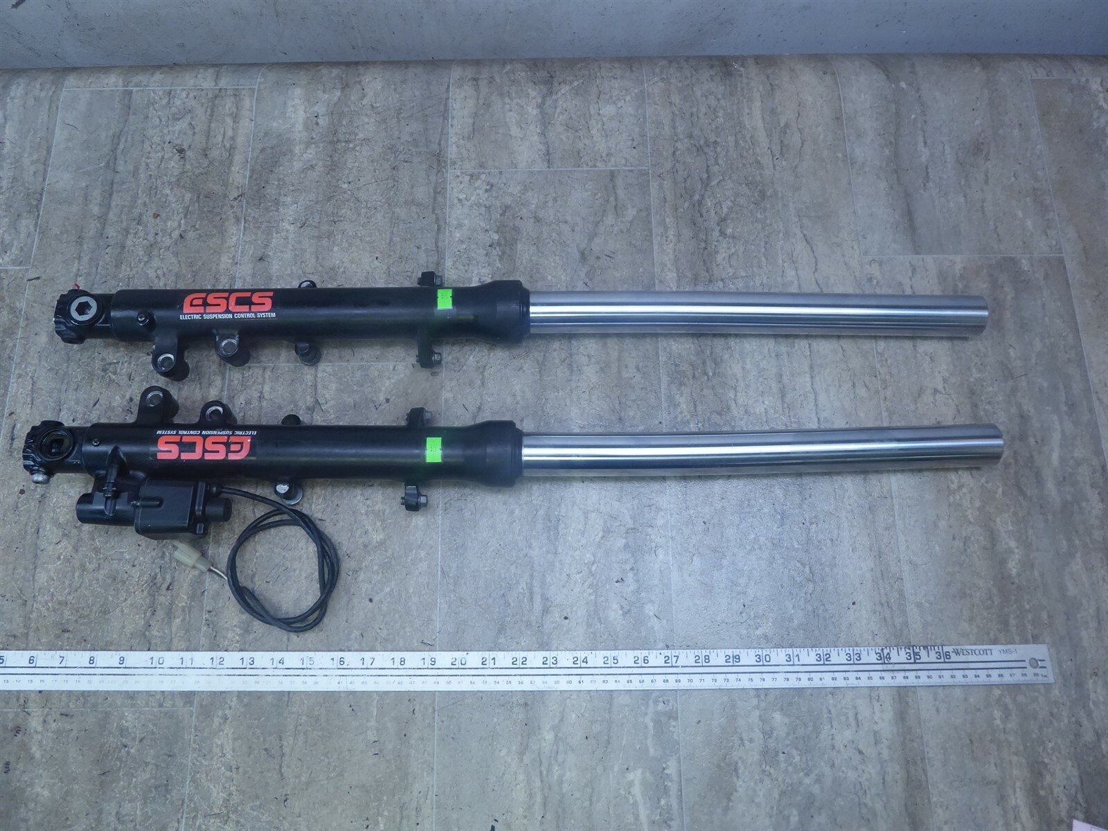 はき 1988 Kawasaki ZX750 F Ninja K782) left and right front forks