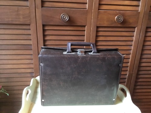 30 SLOT AUDIO CASSETTE SUITCASE STYLE CARRYING CASE 24 CASSETTES VARIOUS ARTISTS