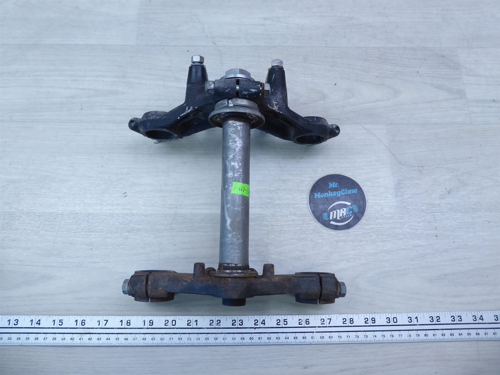 1977 Kawasaki KZ400 K447) triple tree steering stem clamp