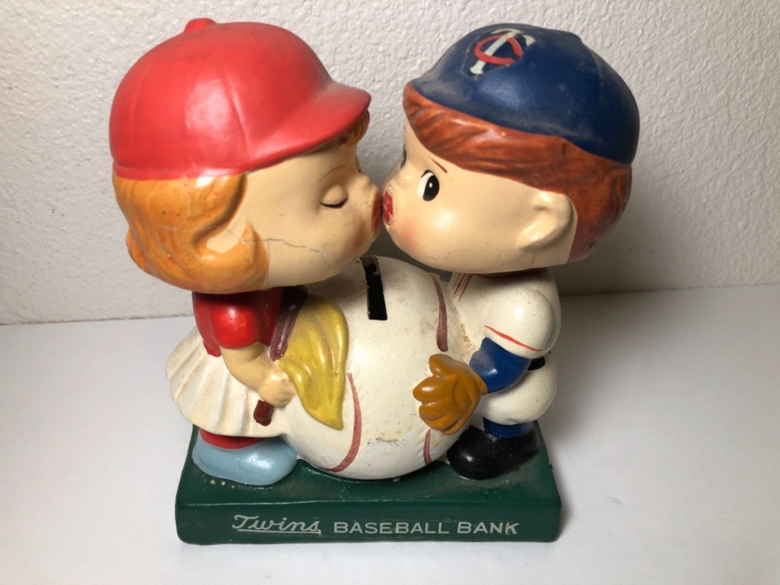Vintage Minnesota Twins Kissing Bobble Head Baseball Bank Nodder    1962?   RARE