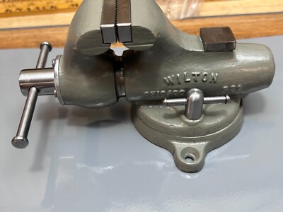 Wilton Baby Bullet 820 Replacement Swivel Locks Round Top 1/4''-20 TPI (Pair)