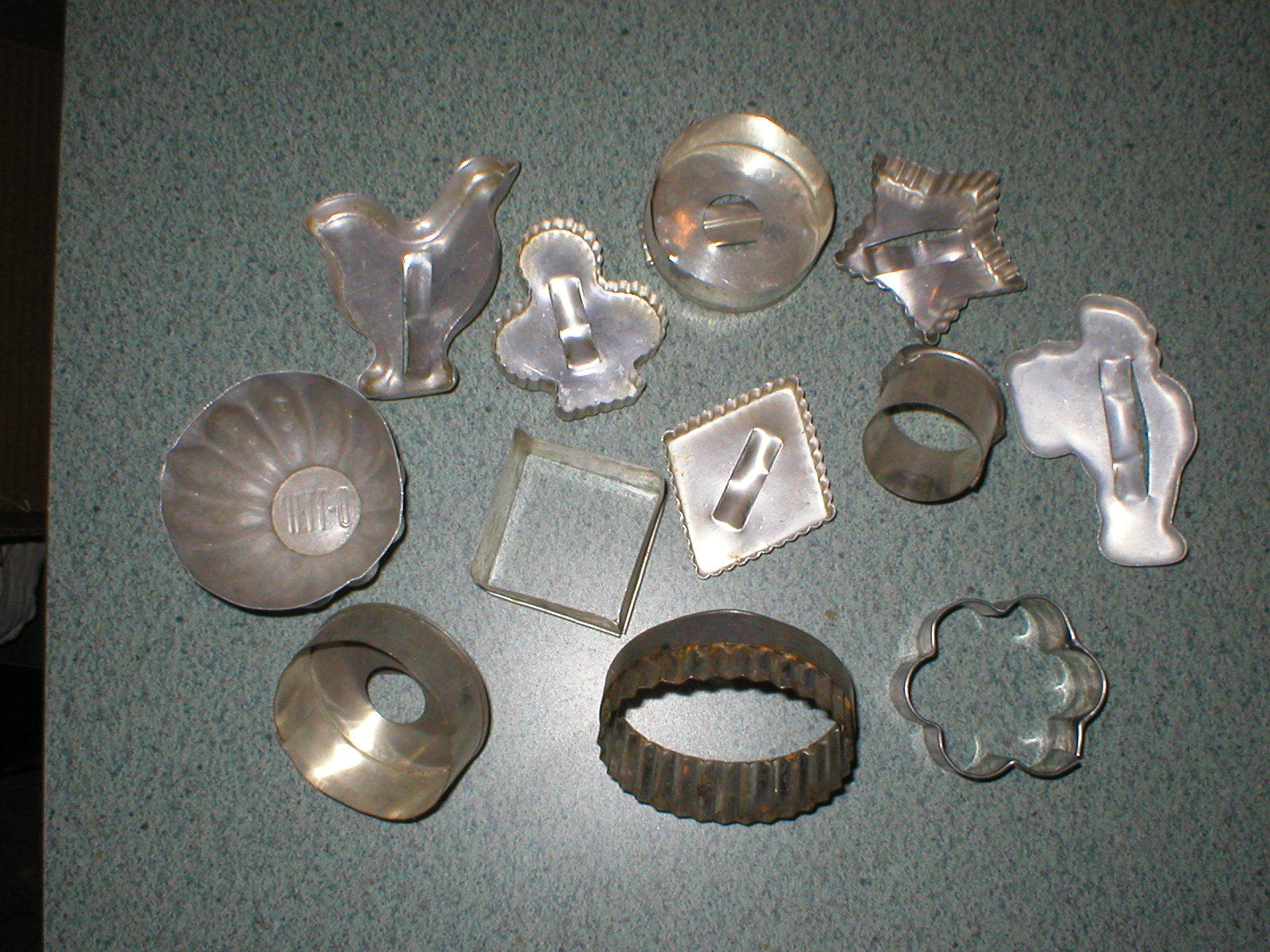 12 VTG Cookie Biscuit Donut Cutters Jello Mold Tins Handle Metal Aluminum Tin