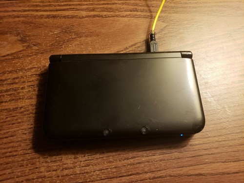 3DS XL Modded with 1650+ Games!! (Ok Condition)