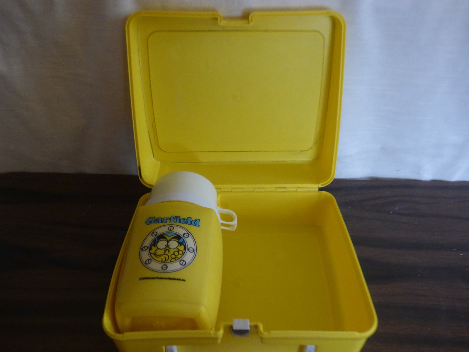 Garfield plastic lunch pail with thermos nice cond. 1976