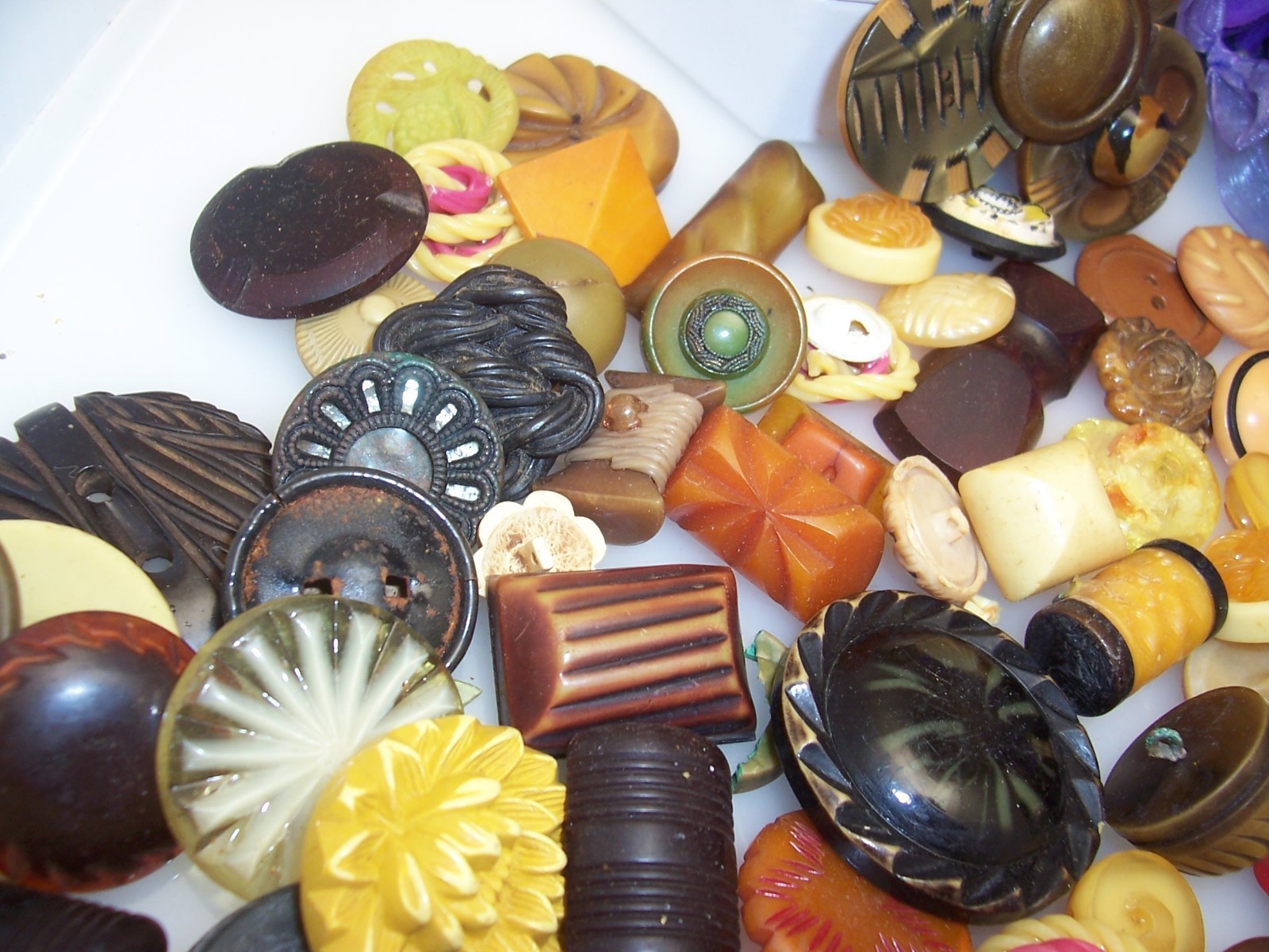 Vintage Large Mixed Lot Bakelite Lucite Plastic Buttons