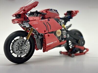 Assembled LEGO TECHNIC: Ducati Panigale V4 R (42107)
