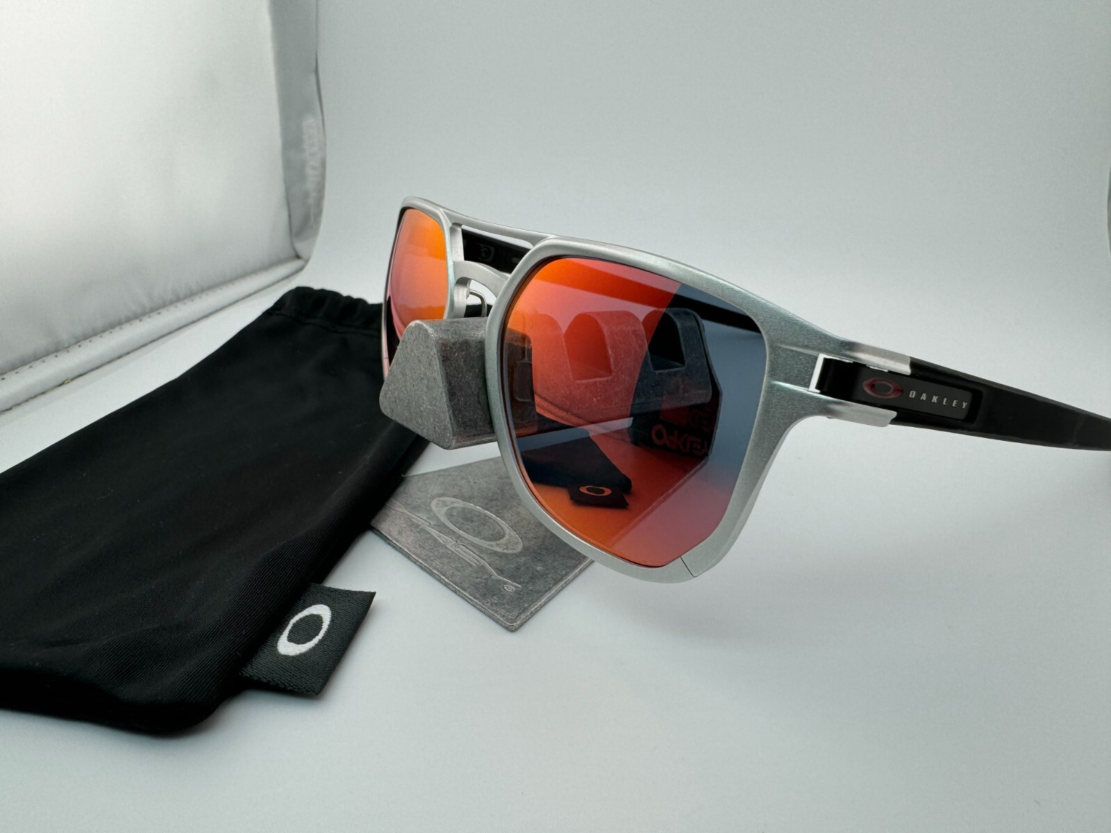 Pre-owned Oakley Latch Alpha Matte Silver Torch Iridium Sunglasses Authentic Oo4128-02